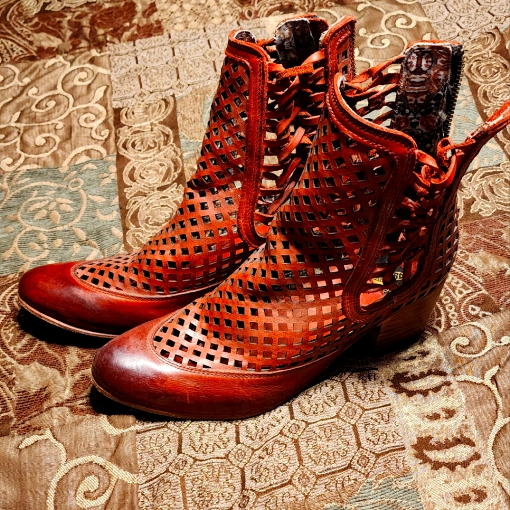 Freebird by Steven Lazor Leather Ankle Boot, size 9